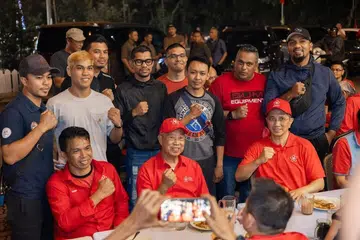 Presiden Parti Pribumi Bersatu Malaysia (Bersatu), Tan Sri Muhyiddin Yassin (duduk, dua dari kanan) ketika turun berkempen di kawasan Dewan Undangan Negeri (DUN) Sikamat, di Seremban, Negeri Sembilan, pada malam 22 Julai. Turut bersama Setiausaha Agung Bersatu, Datuk Seri Mohamaed Azmin Ali (duduk, kanan).