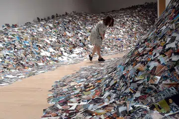 SAYA ADALAH DATA?: Pemasangan seni berjudul '24 Hrs in Photo' oleh Encik Erik Kessels ini adalah hasil beliau mencetak sejuta gambar yang dimuat turun ke laman Flickr dalam masa hanya 24 jam. Ia bertujuan menimbulkan kesedaran bagaimana foto yang peribadi dialihkan kepada platform umum apabila dimuat turun ke dalam Internet. - Foto-foto TAUFIK A. KADER