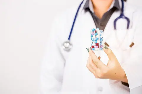 BUAT PERUBAHAN KEPADA KEHIDUPAN: Ramai yang mengikuti Program Pendekatan Penjagaan Kesihatan (MHOP) untuk mendengar betapa pentingnya mempertimbang aspek baik dan buruk kehidupan seorang doktor. Sebagai contoh, ramai yang suka bahawa perubatan menggabungkan cabaran saintifik dengan interaksi manusia. - Foto ISTOCK