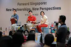 DEKATI PIHAK BERKEPENTINGAN: (dari kiri) Menteri Negara Kanan (Perhubungan dan Penerangan merangkap Pembangunan Negara), Encik Tan Kiat How; Menteri Pendidikan, Encik Chan Chun Sing; dan Menteri Negara (Pendidikan merangkap Tenaga Manusia), Cik Gan Siow Huang, hadir di satu sesi pendekatan mengenai pendidikan dan pembelajaran sepanjang hayat. - Foto BM oleh GAVIN FOO