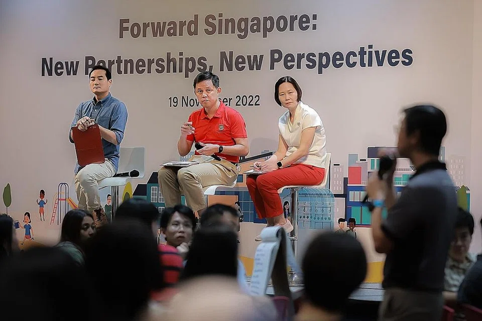 DEKATI PIHAK BERKEPENTINGAN: (dari kiri) Menteri Negara Kanan (Perhubungan dan Penerangan merangkap Pembangunan Negara), Encik Tan Kiat How; Menteri Pendidikan, Encik Chan Chun Sing; dan Menteri Negara (Pendidikan merangkap Tenaga Manusia), Cik Gan Siow Huang, hadir di satu sesi pendekatan mengenai pendidikan dan pembelajaran sepanjang hayat. - Foto BM oleh GAVIN FOO
