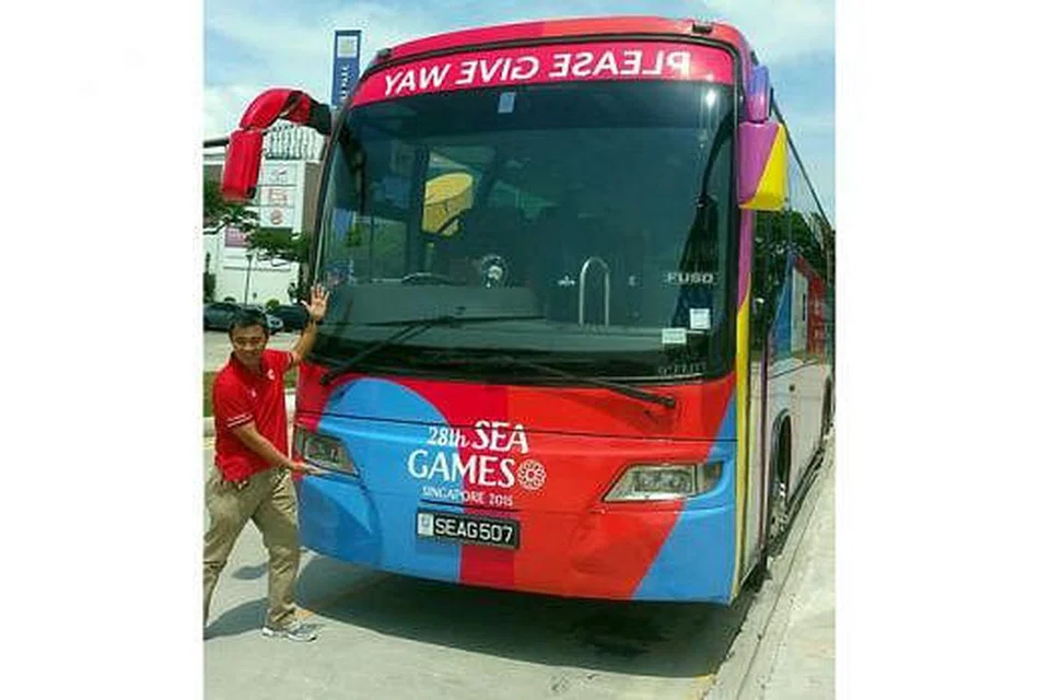 BAS ISTIMEWA: Ketua jabatan bagi mendekati masyarakat dan korporat jawatankuasa penganjur Sukan SEA (Singsoc), Encik Toh Boon Yi, bergambar dengan salah satu bas yang antara lain digunakan bagi membawa atlit ulang-alik dari hotel ke gelanggang pertandingan. - Foto ZAINAL JAMARI 