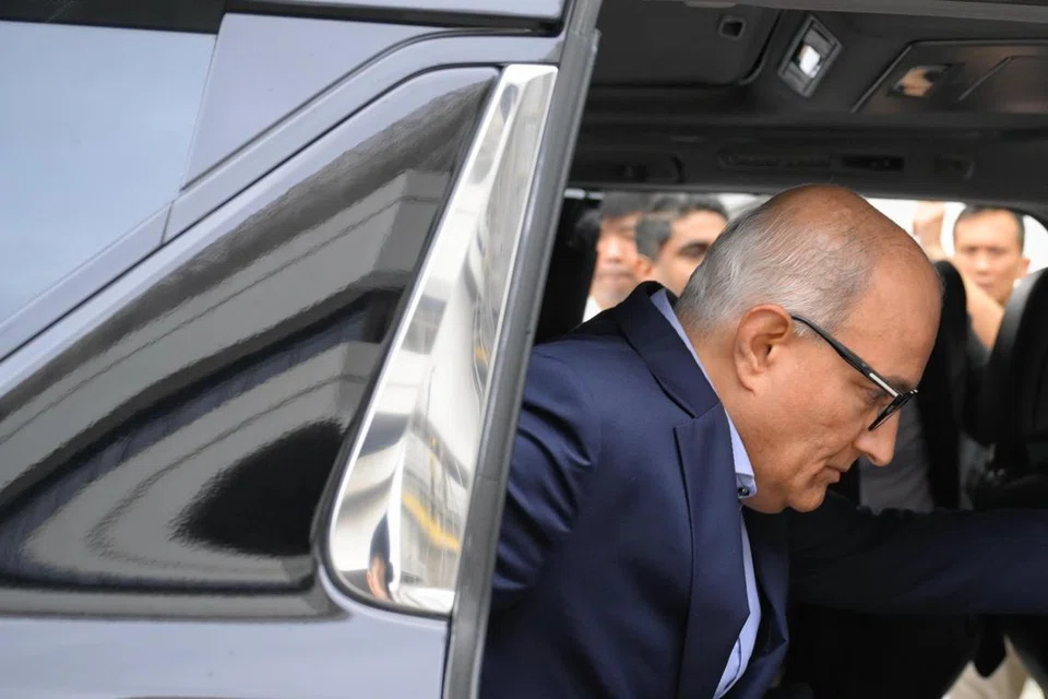 AKAN PULANGKAN WANG: Mantan Menteri Pengangkutan, S Iswaran, berkata akan memulangkan gaji menteri dan elaun yang diterimanya sebagai Anggota Parlimen meskipun tidak diminta berbuat demikian. Ini kerana dia dan keluarga merasa tidak patut untuk meraih manfaat daripada wang tersebut sedangkan dia tidak dapat melakukan tugas-tugas sebagai menteri dan AP.