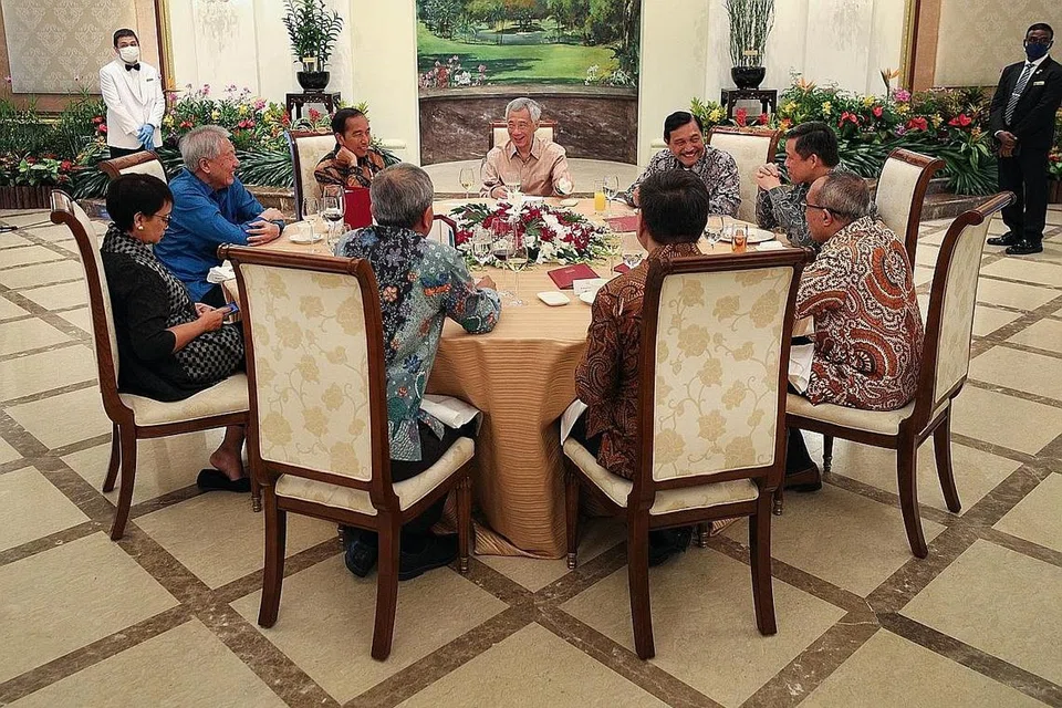 MAKAN TENGAH HARI BERSAMA: Encik Lee (tengah, gambar atas) dan Encik Jokowi (tiga dari kiri) makan tengah hari bersama beberapa menteri lain dari negara masing-masing di Istana pada 16 Mac 2023. 