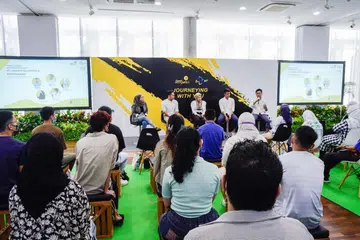 Para belia menghadiri sesi rangkaian YOUth@M³ bersama pelajar pengajian tinggi di M³@Jurong pada 2022.