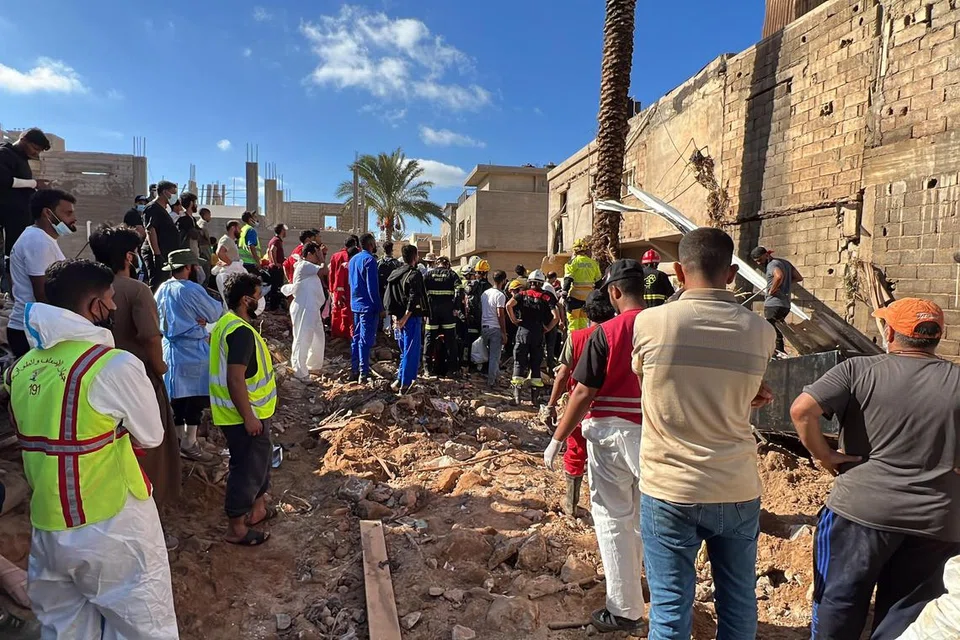 KERJA MENYELAMAT: Pasukan penyelamat berada di lapangan dan menggerakkan bantuan menyusuli ribut dahsyat yang melanda Libya hingga mengorbankan antara 18,000 dengan 20,000 orang.