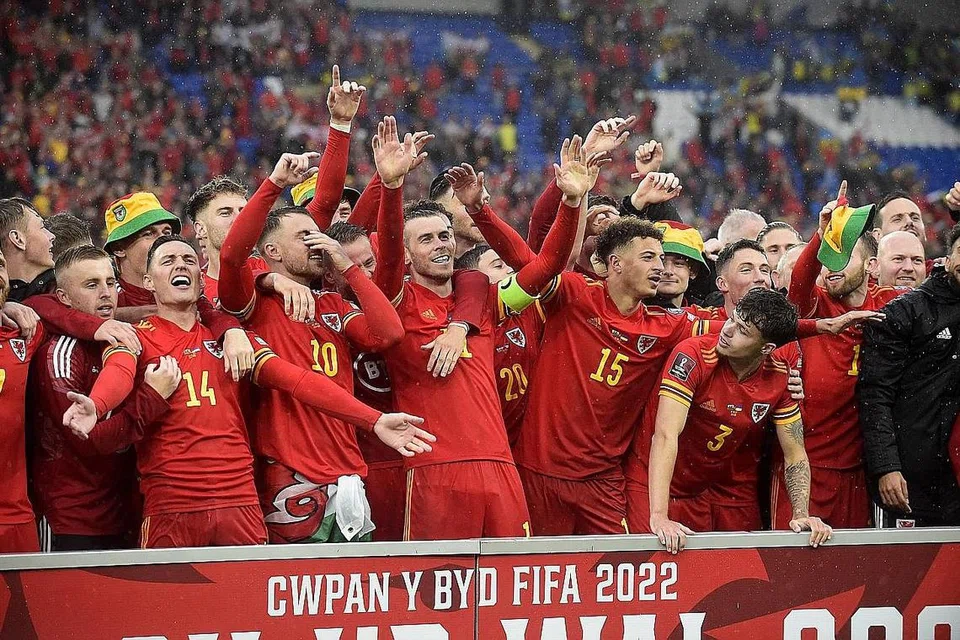 GEMBIRA RAI KEJAYAAN: Para pemain Wales meraikan kemenangan perlawanan penentuan atau 'play-off' untuk mendapat 'tiket' ke Piala Dunia Qatar pada hujung tahun ini. - Foto REUTERS