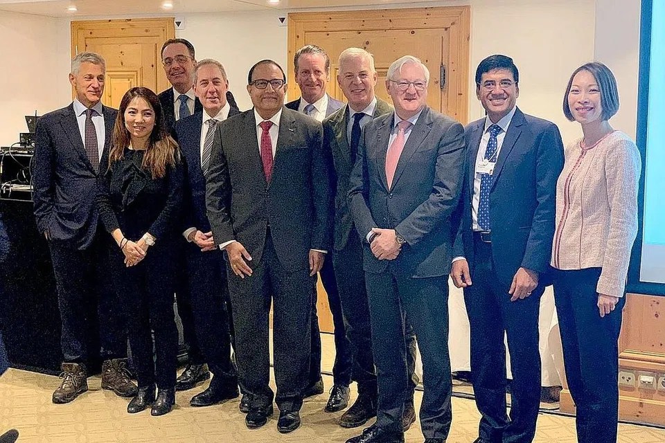 USAHA MANFAAT ERA DIGITAL: Encik Iswaran (lima dari kiri) di Davos menghadiri mesyuarat Forum Ekonomi Dunia (WEF). Beliau mengetengahkan sebahagian usaha Singapura memanfaatkan peluang perdagangan dan pertumbuhan dalam era digital di Forum Digitalisasi Perdagangan ICC sempena WEF. - Foto REUTERS