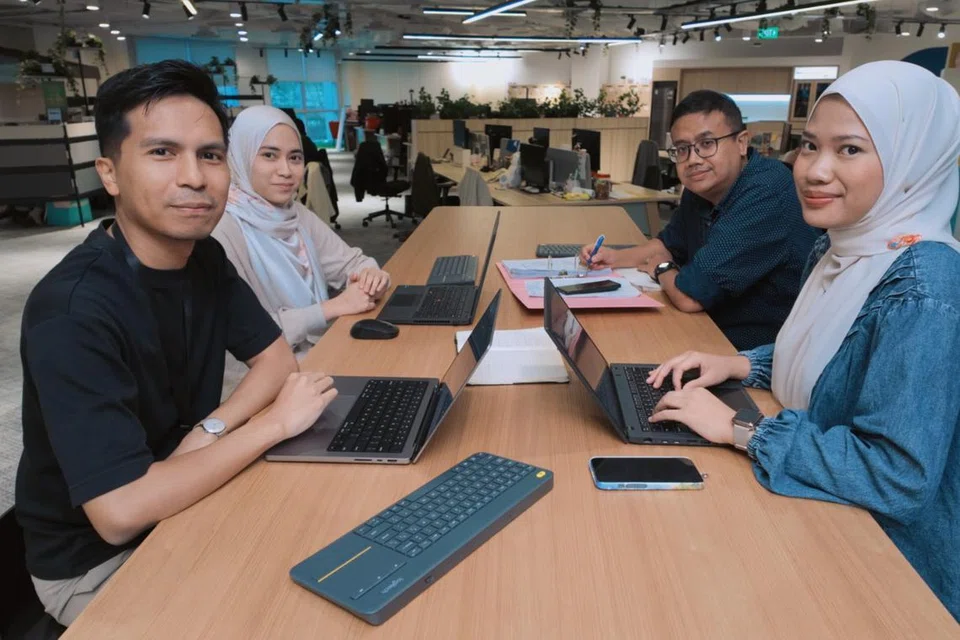 Staf Berita Harian (dari kiri) wartawan, Encik Izwandi Azman; wartawan, Cik Batrisyia Baharim, Timbalan Editor Berita, Encik Norman Sawi; dan wartawan, Cik Ainin Alfiyani Jailani. 