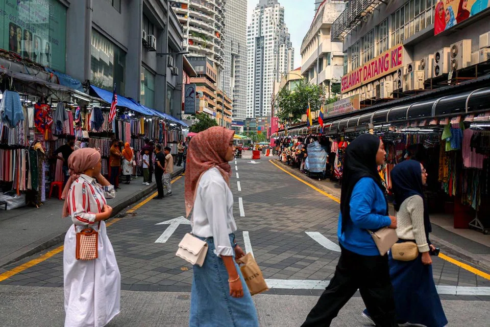 Suasana di sekitar Jalan Masjid India sedang warga Kuala Lumpur bersiar-siar dan membeli-belah di kawasan itu. Pada 23 Ogos berlaku kejadian tanah jerlus di situ.