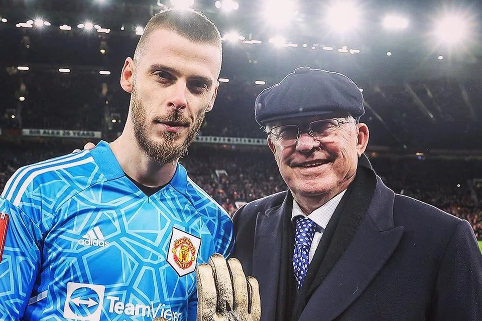 SARUNG TANGAN EMAS: Musim lalu De Gea (jersi biru) berjaya memastikan gawangnya tidak dibolosi dalam 17 perlawanan meletakkannya di atas penjaga gawang lagenda lain seperti David Seaman, Nigel Martyn, Pepe Reina, Brad Friedel, Tim Howard dan Edwin van der Sar. Gambar merakam bekas pengurus United, Sir Alex Ferguson di sisinya. 