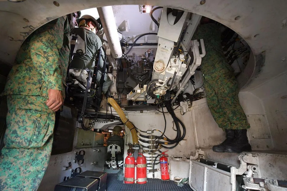 BERI GAMBARAN: Begini keadaan di dalam Meriam Howitzer Gerak-Sendiri Singapura (SSPH). - Foto MINDEF