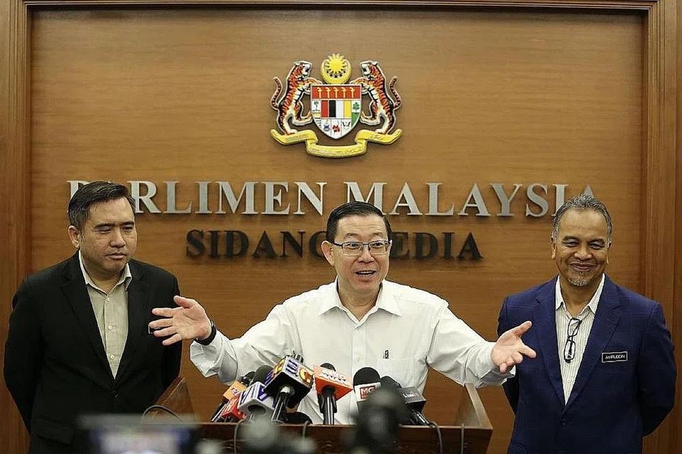 EKONOMI PESAT MEMBANGUN: Menteri Kewangan Malaysia, Encik Lim Guan Eng (kanan), berkata Malaysia memerlukan tiga tahun untuk memulihkan kedudukan fiskalnya dan muncul sebagai ekonomi pesat membangun yang mempunyai harapan paling cerah. Di kirinya ialah Menteri Pengangkutan, Encik Anthony Loke. - Foto fail