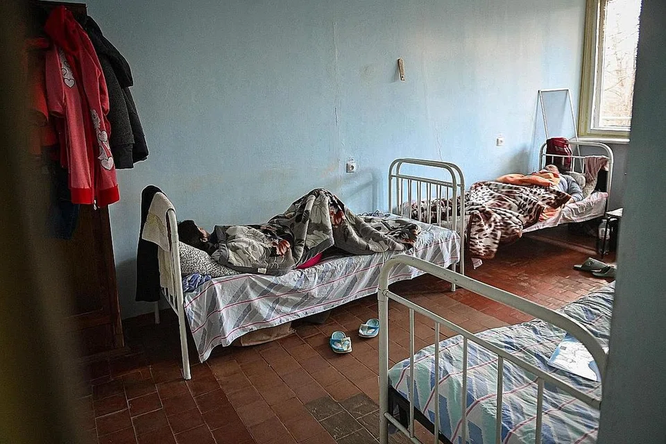 KEKURANGAN BEKALAN VAKSIN: Pesakit berehat di katil di sebelah bahagian penyakit berjangkit Covid-19 di hospital wilayah di bandar Leova, Molova, 23 Mac lalu. Moldova, sebahagian daripada Romania sebelum Soviet Union mengilhakkannya pada 1940, masih merupakan antara negara termiskin di Eropah dan bergantung pada sumbangan vaksin Covid-19 dari Bucharest, yang menghantar sekitar 72,000 dos hingga Mac. Ia menerima 28,000 dos lagi di bawah Covax. Secara keseluruhan, vaksinnya cukup untuk mwemberi sekitar 110,000 rakyat Moldova, daripada populasi kira-kira 3,5 juta, sekurang-kurangnya satu dos. - Foto AFP