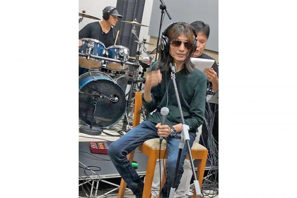 ZAMANI: Dijangka menyanyikan 15 lagu dalam konsert solo pertama di Dewan Konsert Esplanade 7 April ini selama 90 minit terbitan LuXove Wedding & Events. - Foto BH oleh ISMAWATI ISMAIL