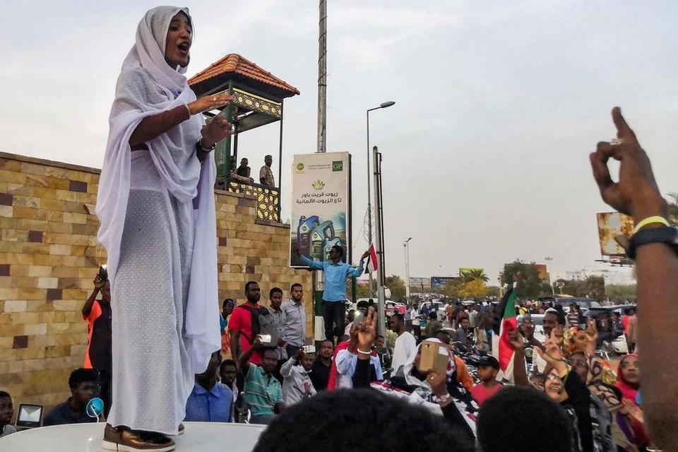 WANITA WAJA: Wanita Sudan, termasuk Cik Kandaka (atas), di barisan depan bantahan yang membawa kepada penyingkiran Presiden Omar al-Bashir. - Foto AFP