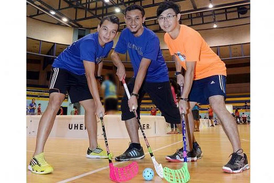 HARAP TERUS MEKAR: (Dari kiri) Kapten nasional Syazni dan dua perintis Floorball Nation, Hussein dan Desmond Tang, harap floorball terus mekar di sini. Seorang lagi rakan kongsi Floorball Nation, Robbie Cheang, tiada dalam gambar. - Foto TAUFIK A. KADER
