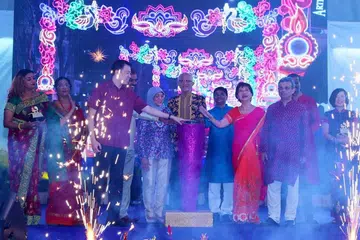 LAMPU DEEPAVALI: Puan Halimah dan suami, Encik Mohamed Abdullah Alhabshee, menyertai hadirin lain melancarkan penyalaaan lampu Deepavali di Little India pada 22 September 2018.