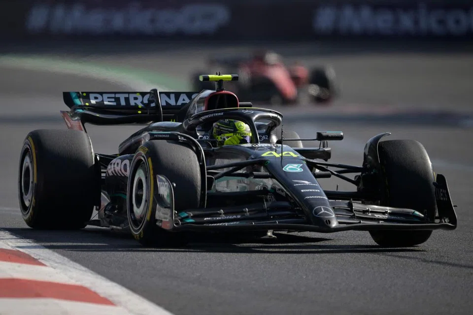 BERAKSI: Lewis Hamilton sedang beraksi di  litar lumba semasa Grand Prix Formula Satu Mexico yang diadakan di Hermanos Rodriguez di Mexico City pada Ahad.