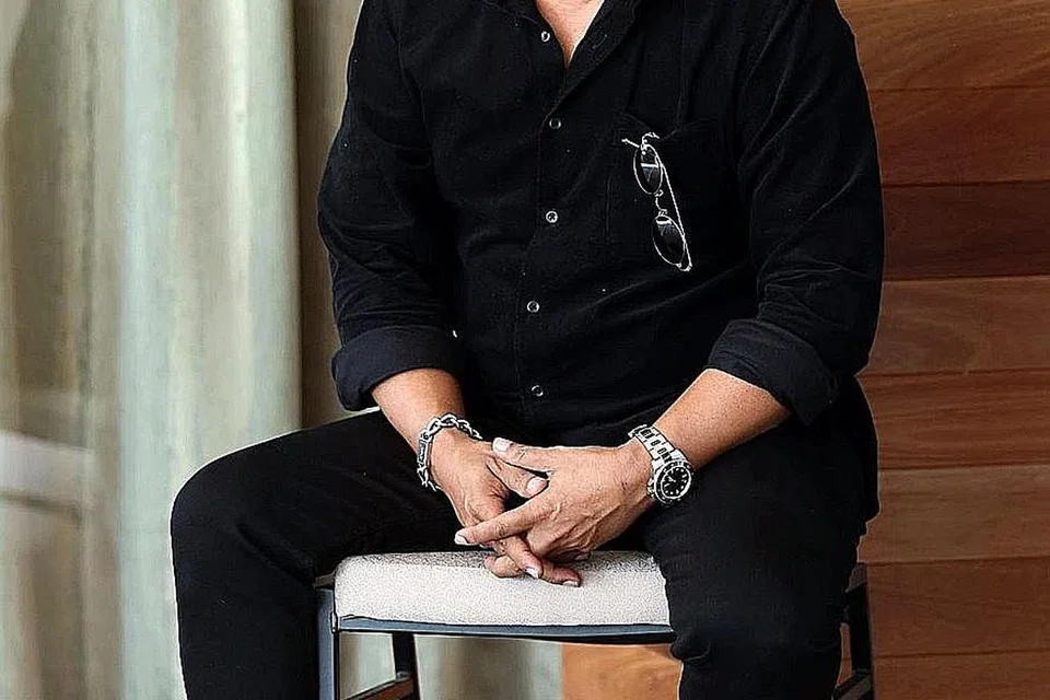 DATUK ZAINAL ABIDIN: Bercadang mengusahakan album antarabangsanya yang terakhir sebelum bersara daripada dunia nyanyian dan tumpukan pada kehidupan peribadi dan keluarga. Konsertnya di Kuala Lumpur akan diadakan pada 25 Februari. - Foto-foto NETZAH PRODUCTIONS