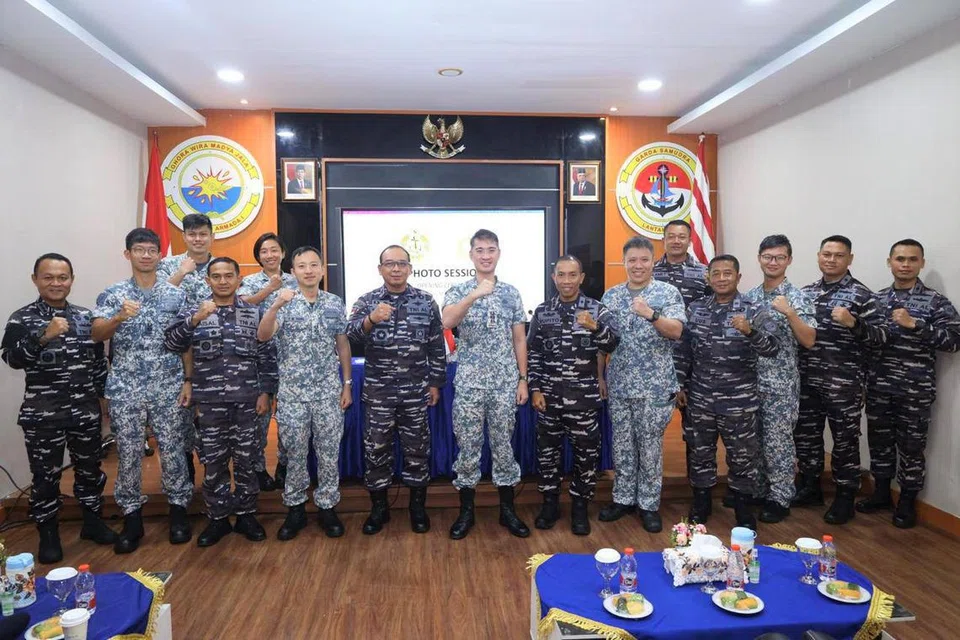 Timbalan Komander Pasukan Petugas Keselamatan Maritim (MSTF), Kolonel Chan Yeng Seng, Michael-John (barisan depan, enam dari kiri) dan Komander, Pangkalan Tentera Laut Utama IV (Batam) Laksamana Pertama Tjatur Soniarto (barisan depan, lima dari kiri) bergambar bersama askar dari kededua tentera laut di upacara pembukaan. 