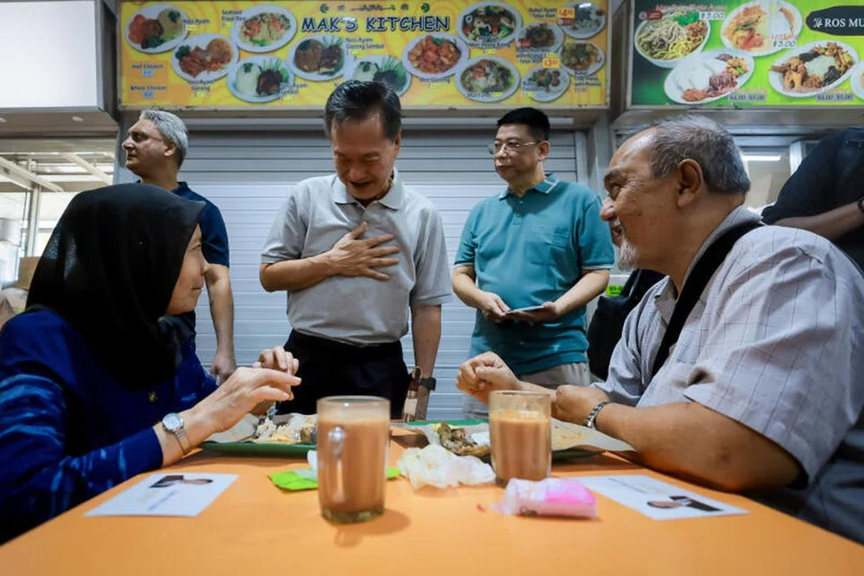 LAWATAN MESRA: Encik Tan Kin Lian bercakap dengan pengunjung semasa lawatannya ke Pusat Penjaja ABC Brickworks pada Rabu.
