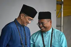 PESAING: Datuk Seri Mohamed Azmin Ali kelihatan bersama pesaingnya Menteri Besar Selangor, Datuk Seri Amirudin Shari. - Foto BM oleh ARIFFIN JAMAR