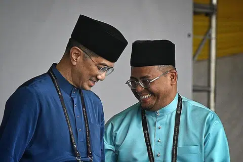 PESAING: Datuk Seri Mohamed Azmin Ali kelihatan bersama pesaingnya Menteri Besar Selangor, Datuk Seri Amirudin Shari. - Foto BM oleh ARIFFIN JAMAR