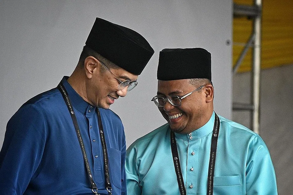 PESAING: Datuk Seri Mohamed Azmin Ali kelihatan bersama pesaingnya Menteri Besar Selangor, Datuk Seri Amirudin Shari. - Foto BM oleh ARIFFIN JAMAR