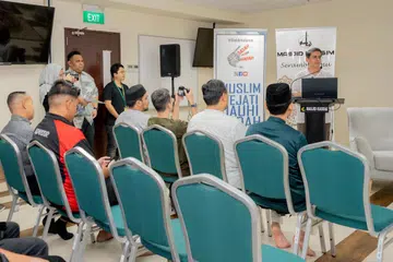 Institusi agama boleh membantu dalam usaha menangani dan membasmi penyalahgunaan dadah dan ketagihan dengan melibatkan asatizah dalam bentuk pendidikan dan pemulihan. Ini kerana agama mempunyai pengaruh yang kuat untuk membantu melawan ketagihan yang negatif. 