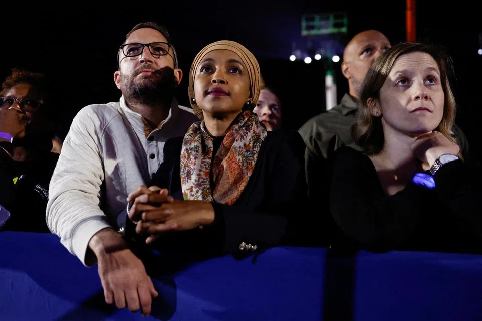 Anggota Kongres Amerika Syarikat, Cik Ilhan Omar (dua dari kiri) dan suaminya Encik Tim Mynett, mendengar ucapan daripada calon presiden Demokrat, Cik Kamala Harris, dalam satu perhimpunan di National Mall, seminggu sebelum Pilihan Raya Presiden Amerika pada 5 November, di Washington, pada 29 Oktober.