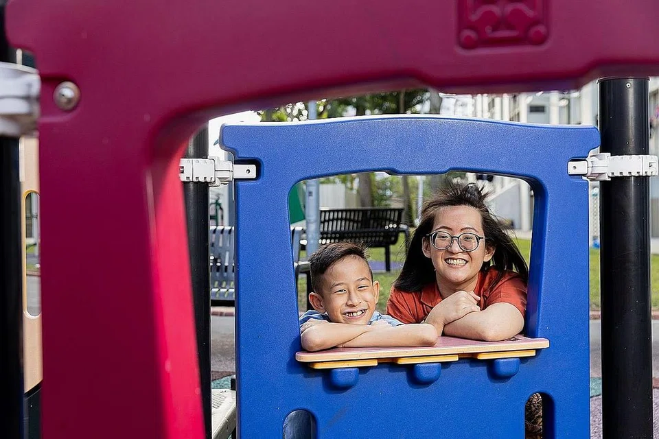 TEROKA KREATIVITI: Pelukis Jeanette Yap dan Arthur Kiu, 11 tahun, akan membimbing peserta melukis menggunakan aplikasi Procreate. - Foto APPLE