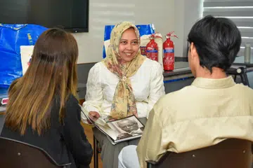 Setiausaha Kehormat Dana Pendidikan Harun Ghani (HGEF), Cik Haslinda Putri Harun (tengah), dilihat bersama dua penerima dermasiswa, Cik Nur Rafidah, 19 tahun, dan Encik Danial Abdul Rahman, 21 tahun. 