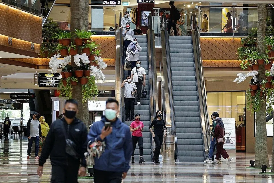SEKATAN DILONGGAR: Orang ramai kini boleh mengunjungi pusat beli-belah di Jakarta setelah sekatan pergerakan di ibu kota itu dilonggarkan ekoran jumlah kes jangkitan Covid-19 semakin berkurangan. - Foto REUTERS