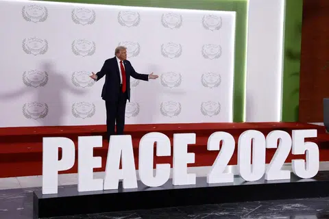 Presiden Amerika Syarikat, ncik EDonald Trump, menunggu untuk menyambut ketua-ketua dunia sebelum sesi gambar keluarga semasa sidang kemuncak pemimpin dunia mengenai penamatan perang di Gaza, di tengah-tengah perjanjian pertukaran tahanan dan tebusan serta gencatan senjata antara Israel dan Hamas yang dimediasi Amerika Syarikat, di Sharm el-Sheikh, Mesir, pada 13 Oktober 2025 