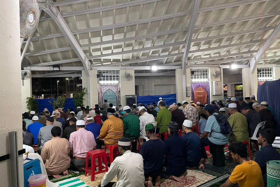 Terdapat pelbagai ruang solat tarawih disediakan di serata Singapura. Antaranya di Blok 872 Woodlands Street 81. Ruang-ruang yang disediakan oleh kariah memastikan semua golongan, termasuk yang berusia atau kurang upaya, masih boleh menjalankan solat tarawih di kawasan dekat rumah mereka.