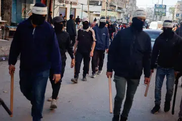 Anggota keselamatan kendalian Hamas menjalankan rondaan bagi memastikan ketenteraman awam dan harga barangan dikawal di Rafah pada 4 Mac.