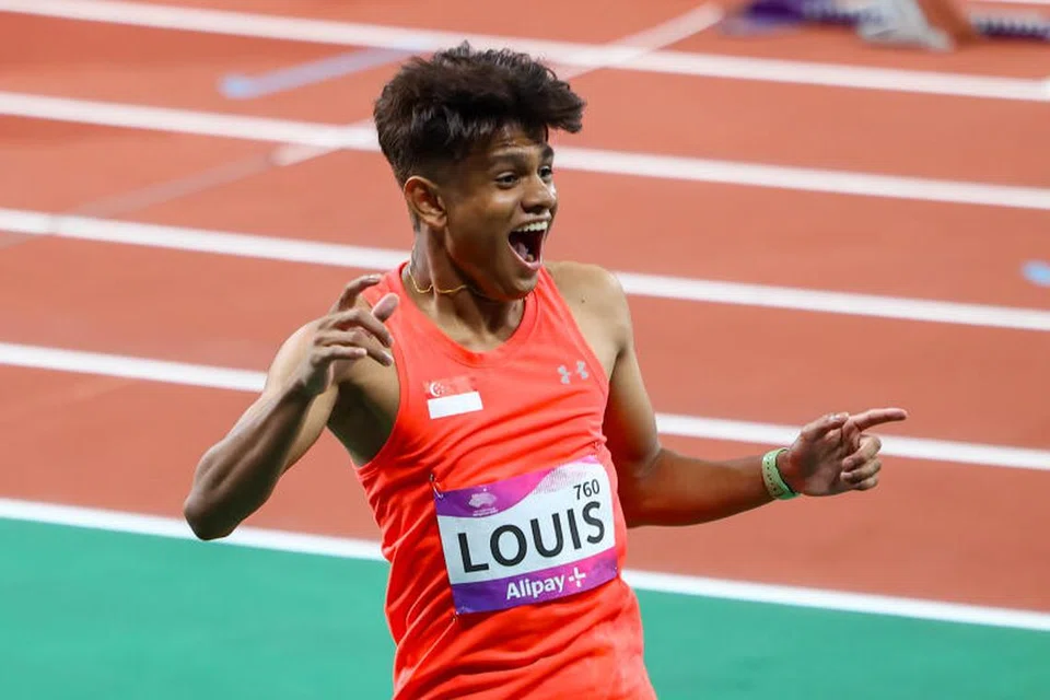 LEMBARAN BARU: Pelari pecut Singapura Marc Brian Louis kelihatan gembira selepas memecah rekod kebangsaan acara 100 meter lelaki yang dimiliki UK Shyam selama 22 tahun. Louis mencatat masa 10.27 saat dalam separuh akhir di Stadium Pusat Olimpik Hangzhou, sesaat lebih pantas berbanding rekod kebangsaan sebelumnya, 10.37 saat.