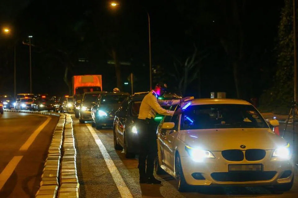 MAKLUMAT PALSU: Polis berkata bahawa sejauh ini, tidak ada penumpang yang didenda berkaitan ketidakpatuhan langkah pemutus litar ketika polis menjalankan sekatan jalan. - FOTO: LIANHE WANBAO