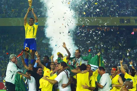 Kapten pasukan bola sepak Brazil, Cafu, menjulang trofi Piala Dunia setelah mengatasi Jerman 2-0 pada 30 Jun 2002. Itu kali terakhir Brazil memenangi Piala Dunia.