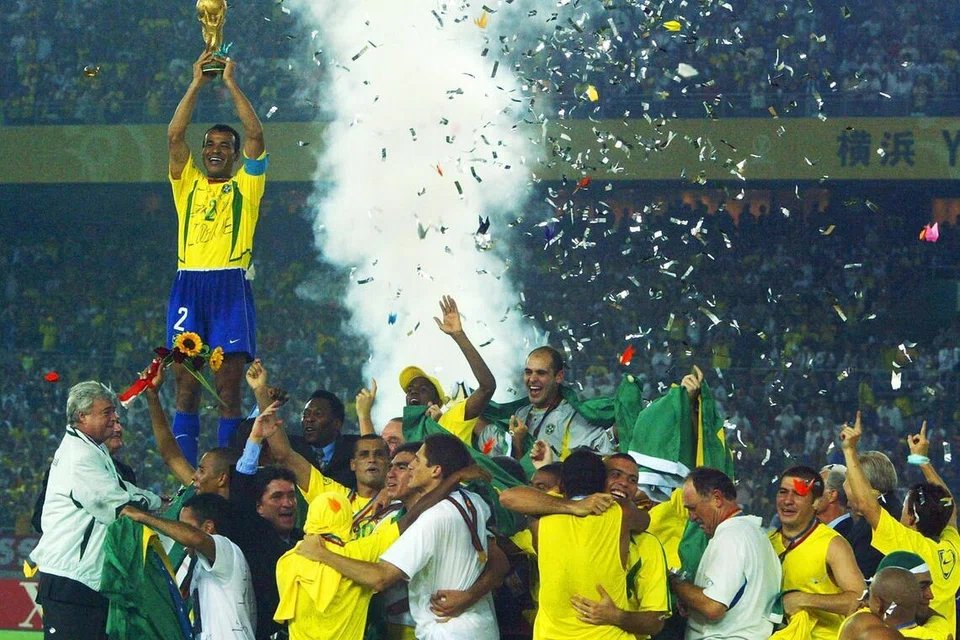 Kapten pasukan bola sepak Brazil, Cafu, menjulang trofi Piala Dunia setelah mengatasi Jerman 2-0 pada 30 Jun 2002. Itu kali terakhir Brazil memenangi Piala Dunia.