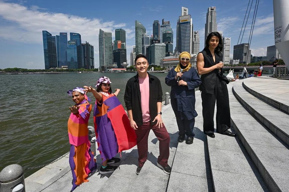 BARISAN PENGHIBUR: Perbarisan Hari Kebangsaan (NDP) 2025 menampilkan pengarah kreatif Boo Junfeng (tengah) dan para penghibur termasuk (dari kiri) pasangan suami isteri, Matthew S T Sunil dan Jennifer Thevajenner; penyanyi veteran, Rahimah Rahim; serta penyanyi dan pencipta lagu dan penulis lirik, Benjamin Kheng. 