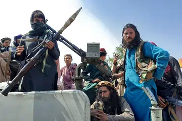 MAHU PERBAIKI IMEJ: Kumpulan militan Taleban berusaha untuk menampilkan pendekatan lebih sederhana sambil berjanji menghormati hak wanita dan melindungi kededua warga asing dan rakyat Afghanistan. - Foto AFP