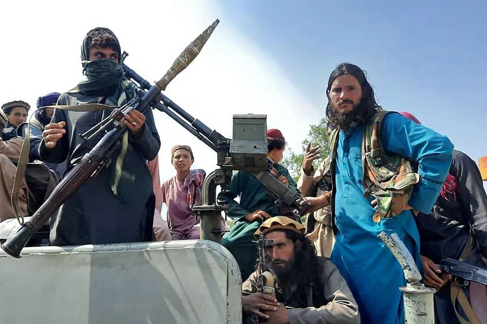 MAHU PERBAIKI IMEJ: Kumpulan militan Taleban berusaha untuk menampilkan pendekatan lebih sederhana sambil berjanji menghormati hak wanita dan melindungi kededua warga asing dan rakyat Afghanistan. - Foto AFP