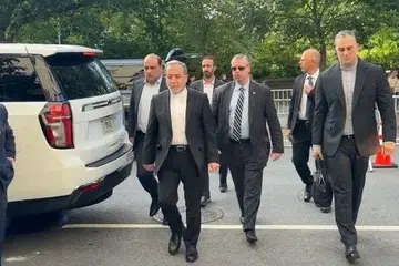 Menteri Luar Iran, Encik Abbas Araghchi,  (tiga dari kiri) tiba bagi menghadiri Perhimpunan Agung Pertubuhan Bangsa-Bangsa Bersatu (PBB) ke-81 di New York pada 22 September. Amerika Syarikat dan Iran mengadakan rundingan selama tiga jam di luar perhimpunan itu menerusi pengantara, dalam usaha mencari jalan menamatkan perang hampir tujuh bulan antara kedua-dua negara.