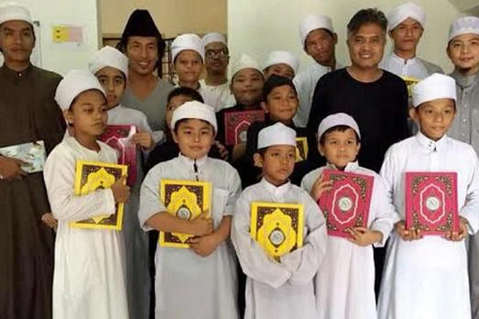 SUDAH DAPAT SIJIL DARIPADA PIHAK BERKUASA AGAMA: Amy Search (barisan belakang, bersongkok hitam) bergambar dengan 15 pelajar baru Al-Bayan Pusat Pengajian Al-Quran & Hadis di Sungai Buloh, Selangor, yang dimiliknya. - Foto fail