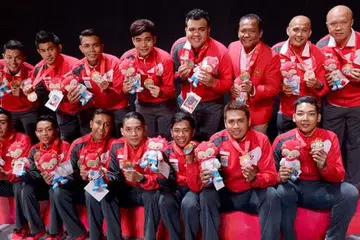 GEMBIRA: Pasukan sepak takraw Singapura bangga dapat membawa pulang pingat gangsa selepas perlawanan dengan Malaysia semalam di Expo Dewan 1. - Foto TAUFIK A. KADER