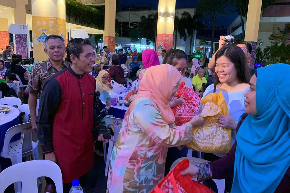 SENTUHAN RAMADAN: Para penasihat akar umbi GRC East Coast termasuk Menteri Negara Kanan (Pertahanan merangkap Ehwal Luar), Dr Mohamad Maliki Osman (berbaju merah), yang juga Mayor CDC South East, dan badan-badan akar umbi GRC Aljunied (GRO) menyertai 400 penduduk memerlukan dalam acara Sentuhan Ramadan anjuran M³@Bedok di Atrium Heartbeat@Bedok dan Jawatankuasa Eksekutif Kegiatan Melayu (MAEC) GRC East Coast pada Sabtu lalu. - Foto FACEBOOK SIGLAP IRCC