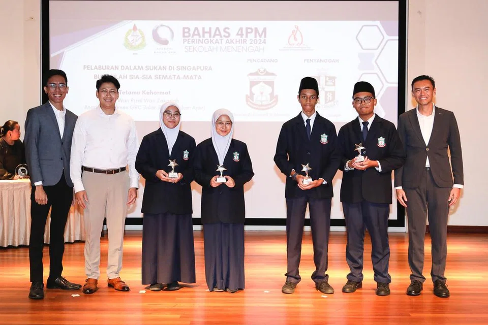 (Dari kiri) Pengerusi Akademi Bahas 4PM, Encik Kamal Ashraf Kamil Jumat; Presiden 4PM, Encik Nassar Mohamad Zain, bersama pasukan Madrasah Aljunied Al-Islamiah yang diwakili oleh Anis Madihah Mohamed Hafiz, Arinal Haque Muhammad Zuhal, Muhammad Suhail Sulaiman dan Darwisy Hashim bersama tetamu terhomat acara itu, Anggota Parlimen GRC Jalan Besar, Dr Wan Rizal Wan Zakariah.