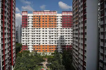 IKUT KEMAMPUAN: Pembeli digalak membeli rumah berdasarkan kemampuan mereka agar tidak terjerat dengan kadar pinjaman rumah yang meningkat lebih-lebih lagi jika mereka mengambil pinjaman bank. - Foto hiasan